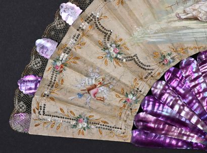 null Nacre violette, vers 1900
Éventail plié, la feuille en soie crème peinte d'une...