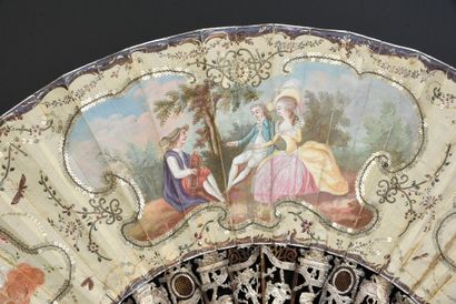 null Le joueur de vielle, vers 1770-1780
Éventail plié, feuille double en soie crème...