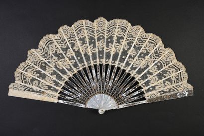 null Leaves and flowers, circa 1890-1900
Folded fan, the leaf in Valenciennes lace...