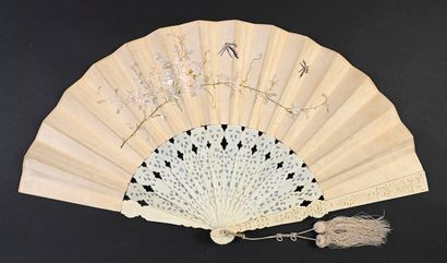 null Roses, oiseaux et papillons, Chine, XIXe siècle
Éventail plié, la feuille double...