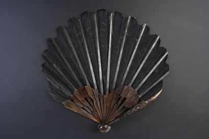 null Silver shell, circa 1900
Small folded fan, the black tulle leaf embroidered...