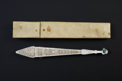 null Dentelle de nacre, vers 1820
Très bel éventail de type brisé en nacre blanche...