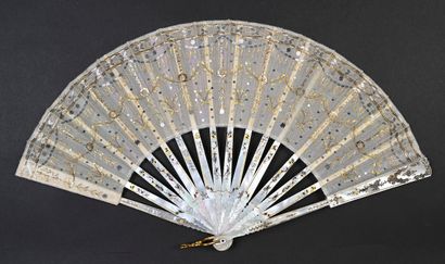 null Sequins, circa 1910-1920
Folded fan, the fabric leaf embroidered with garlands...