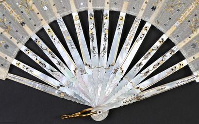 null Sequins, circa 1910-1920
Folded fan, the fabric leaf embroidered with garlands...