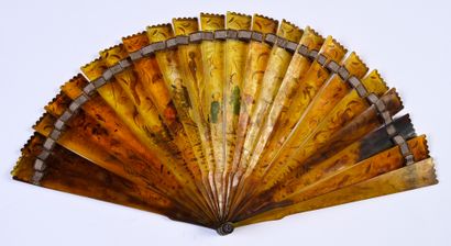 null Sous l'ombrelle, vers 1810-1820
Éventail de type brisé en corne, à effet écaille,...