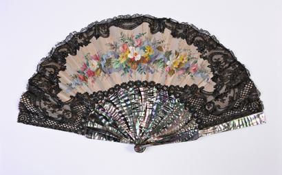 null Bouquet et ruban, vers 1870-1880
Éventail plié, la feuille en soie crème bordée...
