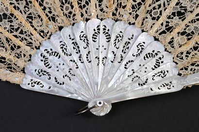 null White lace and mother of pearl, circa 1900
Folded fan, the leaf in fine lace,...