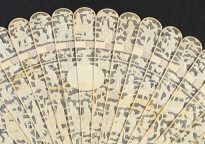 null L'arrivée du messager, Chine, XIXe siècle
Éventail de type brisé en ivoire finement...