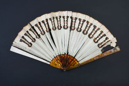 null Suns, suns, around 1800
Folded fan, the leaf in beige silk and tulle, embroidered...