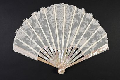 null Tokyo white, circa 1900
Folded fan, balloon shape, the leaf in bobbin lace applied...