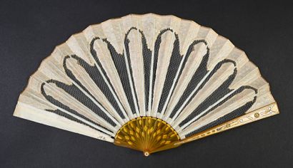 null Golden flowers, circa 1800
Folded fan, the tulle leaf embroidered with arches...
