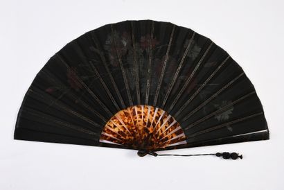 null Brassée d'œillets, vers 1890-1900
Éventail plié, la feuille en soie noire peinte...
