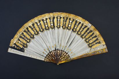 null Suns, suns, around 1800
Folded fan, the leaf in beige silk and tulle, embroidered...