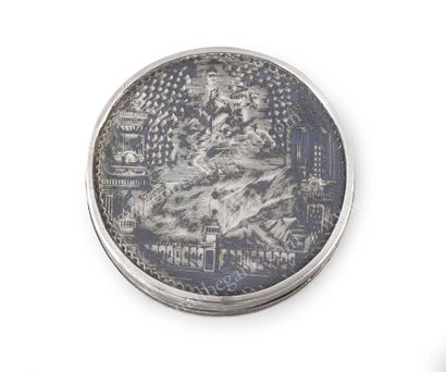 null SILVER snuffbox.
By KOMARNITSY, Moscow, circa 1850.
Of cylindrical form, decorated...