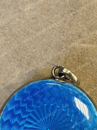  MEDAILLON PENDENTIF EN ARGENT. De forme ronde, à décor émaillé de bleu translucide...