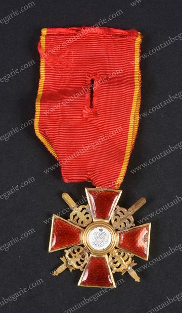 null ORDRE DE SAINTE-ANNE (Russie).
Croix de commandeur, en bronze doré et émail,...