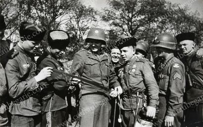 REDKIN Mark Stepanovitch (1908-1987). Rencontre historique Russo-Américaine sur l'Elbe.
Tirage...