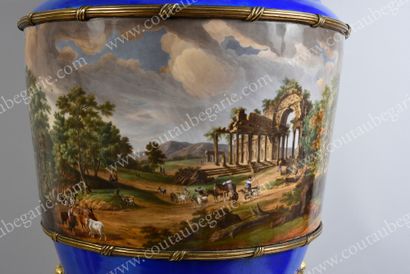  GRAND VASE COUVERT. Manufacture impériale, Saint-Pétersbourg, 1825-1855. En porcelaine...