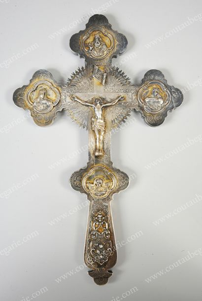 null CROIX DE PROCESSION EN VERMEIL.
À décor ciselé d'arabesques feuillagées sur...