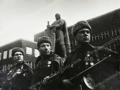 REDKIN Mark Stepanovitch (1908-1987). Soldats russes dans les rues de Berlin, mai...
