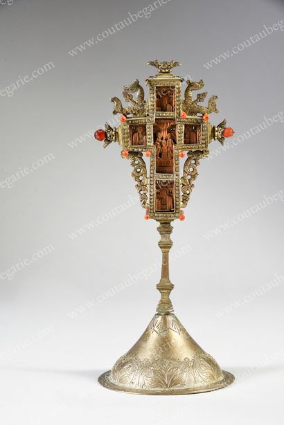 AUTEL CROSS. In gilt bronze with carved decoration...