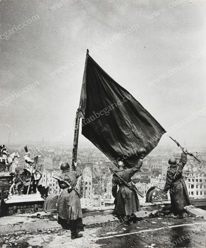 REDKIN Mark Stepanovitch (1908-1987). Drapeau de la victoire sur le toit du Reichstag,...