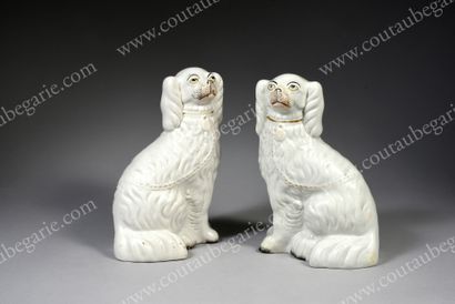 null Pair of faience dogs.
English work from the beginning of the 20th century, small...