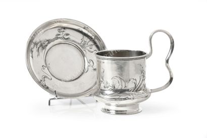  SILVER TEA HOLDER. Cylindrical shape, curved on the lower part, with openwork grip,...