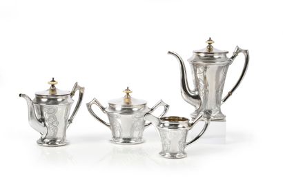 null SILVER COFFEE SET.
By IVANOFF, Moscow, 1908-1917.
Consisting of a large coffee...