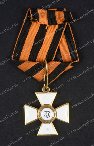 null ORDRE DE SAINT-GEORGES (Russie).
Croix d'officier de 4e classe, en or et émail,...