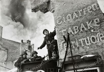 REDKIN Mark Stepanovitch (1908-1987). Russian soldiers in the streets of Berlin,...