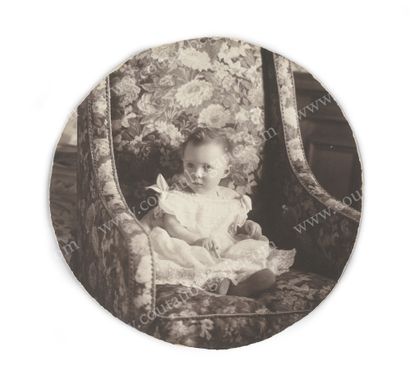 null IRINA FÉLIXOVNA, princesse Youssoupoff (1915-1983).
Portrait photographique...
