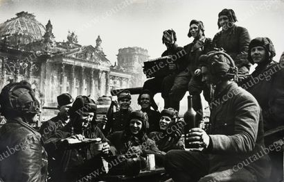 REDKIN Mark Stepanovitch (1908-1987). Soldats russes devant le Reichstag en ruine,...