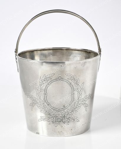 null BOL À VODKA EN FORME DE SEAU EN ARGENT.
Par MUKINA, Moscou, 1896.
De forme cylindrique,...