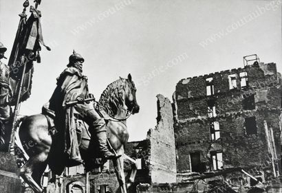 REDKIN Mark Stepanovitch (1908-1987). Berlin in ruins, May 1945.
Silver print. Folds,...