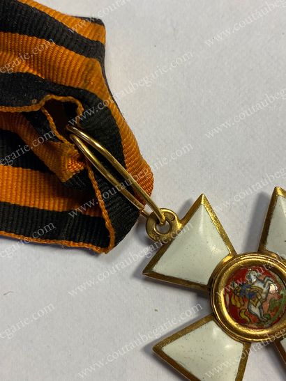 null ORDRE DE SAINT-GEORGES (Russie).
Croix d'officier de 4e classe, en or et émail,...