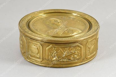 PLATOFF Matvieff (1753-1818). 
Boîte commémorative, de forme ronde, en métal doré...