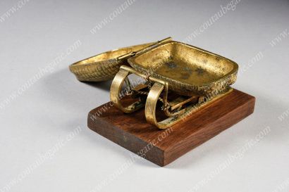 null PRESSE-PAPIERS DE BUREAU.
En bronze doré, finement ciselé, formant un traîneau...