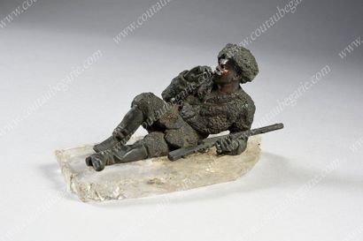 D'APRÈS ALEXIS PETROVITCH 
Soldat cosaque au repos fumant sa pipe.
Bronze à patine...