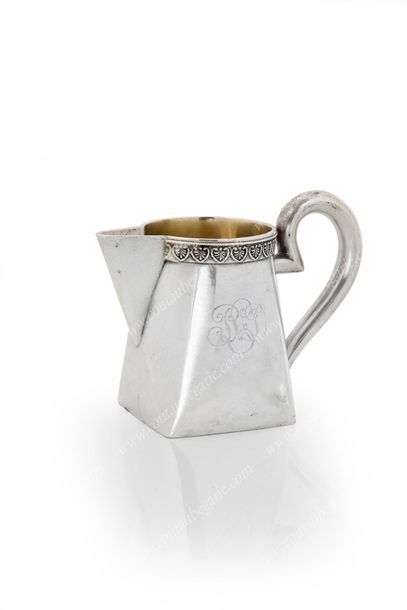 null POT À LAIT EN ARGENT.
Par AGAFONOFF, Moscou, 1908-1917.
Reposant sur une base...