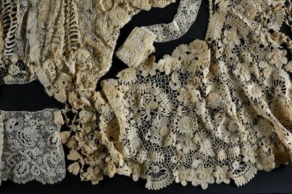 null Important meeting of Irish lace, crochet, late 19th century.
A bodice, a collar,...