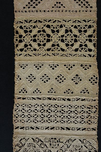 null Border, Cut Point, Italy, 2nd half of the 16th century.
In dark ivory hand-spun...