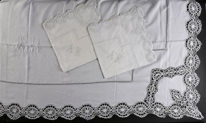  Parure de lit, drap et ses deux taies, fin du XIXe siècle. En toile de lin, le drap...