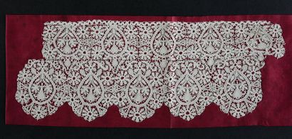 null Rare border for a "Van Dyck" collar, needle, England, circa 1630-40.
The in-between...