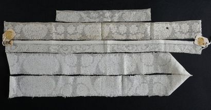 null Rare "Cauliflower" lace, bobbins, Antwerp, circa 1660-70.
Lace with continuous...