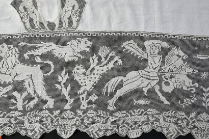  Parure de lit drap et deux taies, linon et dentelle, début du XXe siècle. Une parure...