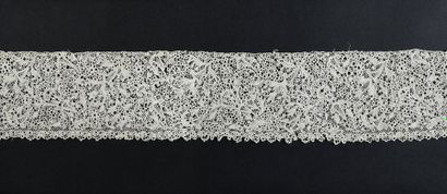 null Bobbin lace border, Flanders ? 2nd half of the 17th century. 
Rare wide Occhiolini...