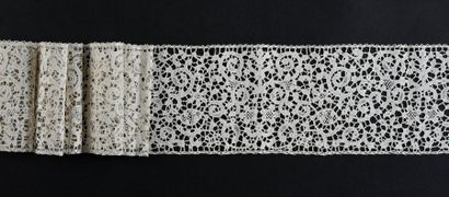 null Bobbin lace border, Milan, 2nd half of the 17th century.
Mirror decoration of...