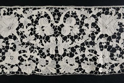 null Border, Venice flat stitch with ducal crown, needle, late 17th century.
Rare,...