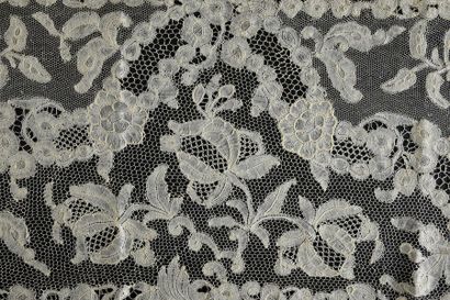 Brussels lace scarf, bobbins, circa 1730-40.
Wide...
